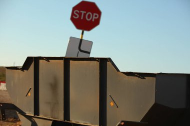 Modern beton yüksek hızlı karayolu yolu inşaatı.