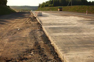 Modern beton yüksek hızlı karayolu yolu inşaatı.