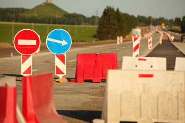 Modern beton yüksek hızlı karayolu yolu inşaatı.