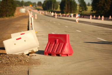 Modern beton yüksek hızlı karayolu yolu inşaatı.