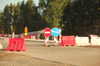 Modern beton yüksek hızlı karayolu yolu inşaatı.
