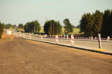 Modern beton yüksek hızlı karayolu yolu inşaatı.