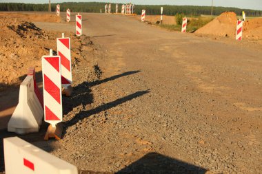 Modern beton yüksek hızlı karayolu yolu inşaatı.