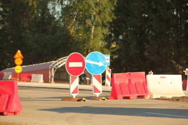 Modern beton yüksek hızlı karayolu yolu inşaatı.