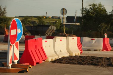 Modern beton yüksek hızlı karayolu yolu inşaatı.