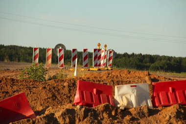 Modern beton yüksek hızlı karayolu yolu inşaatı.