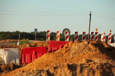 Modern beton yüksek hızlı karayolu yolu inşaatı.