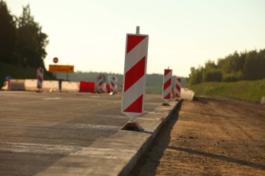 Modern beton yüksek hızlı karayolu yolu inşaatı.