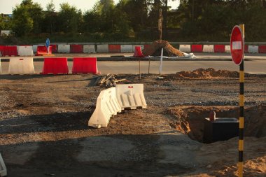Modern beton yüksek hızlı karayolu yolu inşaatı.