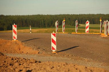 Modern beton yüksek hızlı karayolu yolu inşaatı.