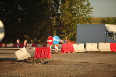 Modern beton yüksek hızlı karayolu yolu inşaatı.