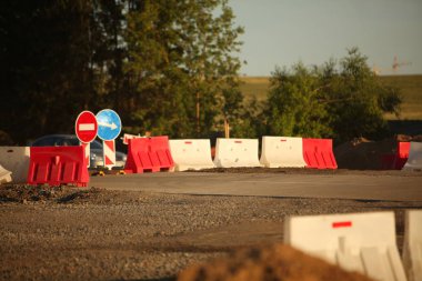 Modern beton yüksek hızlı karayolu yolu inşaatı.