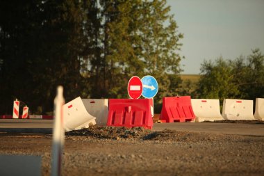 Modern beton yüksek hızlı karayolu yolu inşaatı.