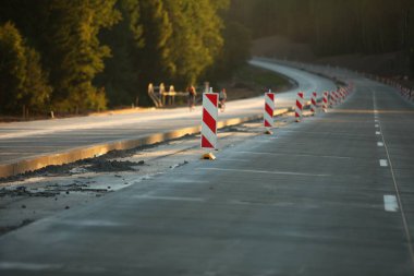 Modern beton yüksek hızlı karayolu yolu inşaatı.