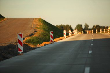 Modern beton yüksek hızlı karayolu yolu inşaatı.