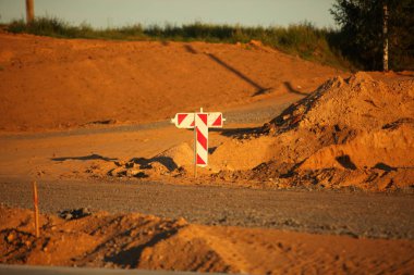 Modern beton yüksek hızlı karayolu yolu inşaatı.