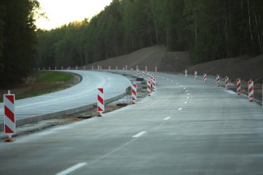 Modern beton yüksek hızlı karayolu yolu inşaatı.