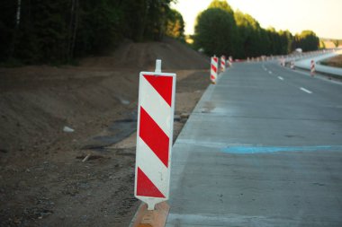 Modern beton yüksek hızlı karayolu yolu inşaatı.