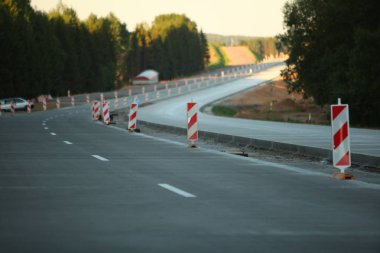 Modern beton yüksek hızlı karayolu yolu inşaatı.