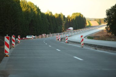 Modern beton yüksek hızlı karayolu yolu inşaatı.