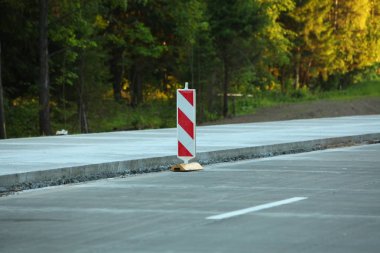 Modern beton yüksek hızlı karayolu yolu inşaatı.