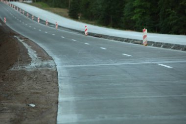 Modern beton yüksek hızlı karayolu yolu inşaatı.