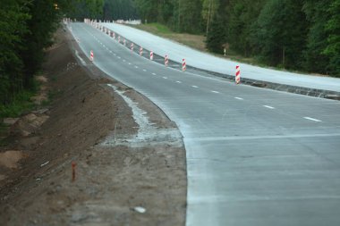 Modern beton yüksek hızlı karayolu yolu inşaatı.