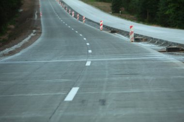 Modern beton yüksek hızlı karayolu yolu inşaatı.