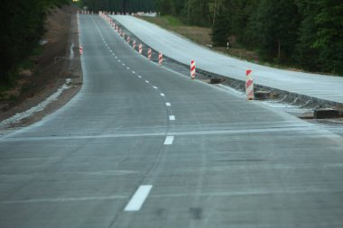 Modern beton yüksek hızlı karayolu yolu inşaatı.