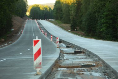 Modern beton yüksek hızlı karayolu yolu inşaatı.