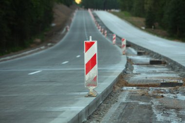 Modern beton yüksek hızlı karayolu yolu inşaatı.