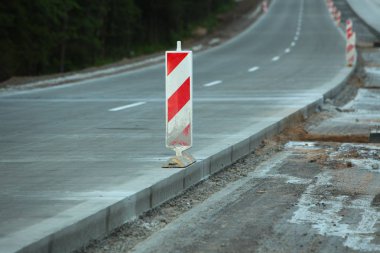 Modern beton yüksek hızlı karayolu yolu inşaatı.