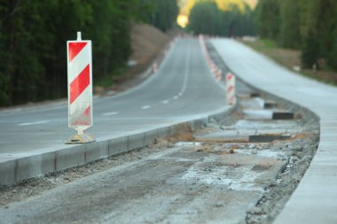 Modern beton yüksek hızlı karayolu yolu inşaatı.