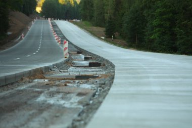 Modern beton yüksek hızlı karayolu yolu inşaatı.