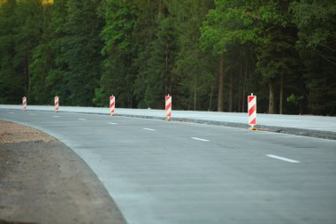 Modern beton yüksek hızlı karayolu yolu inşaatı.