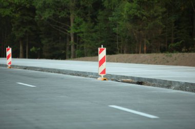 Modern beton yüksek hızlı karayolu yolu inşaatı.