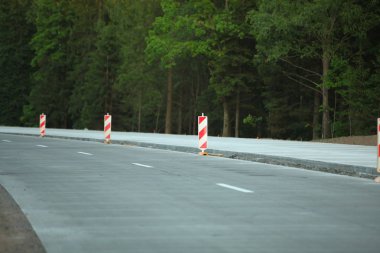 Modern beton yüksek hızlı karayolu yolu inşaatı.