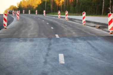 Modern beton yüksek hızlı karayolu yolu inşaatı.