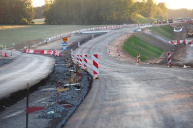 Modern beton yüksek hızlı karayolu yolu inşaatı.