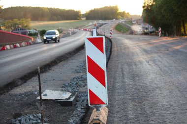 Modern beton yüksek hızlı karayolu yolu inşaatı.