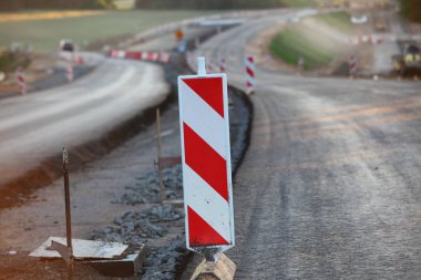 Modern beton yüksek hızlı karayolu yolu inşaatı.