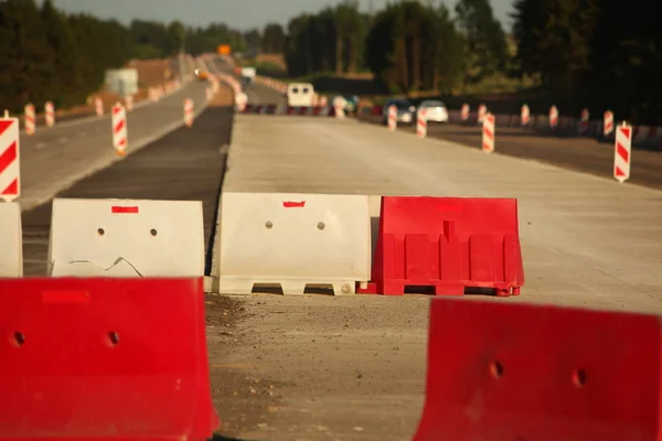 Aanleg van de weg van de moderne betonnen hogesnelheids snelweg. — Stockfoto