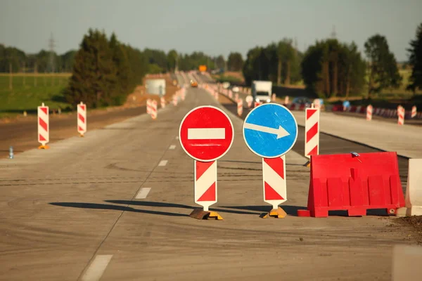 Aanleg van de weg van de moderne betonnen hogesnelheids snelweg. — Stockfoto