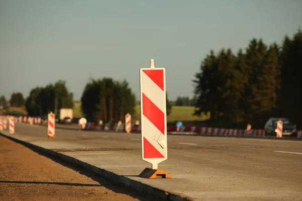 Aanleg van de weg van de moderne betonnen hogesnelheids snelweg. — Stockfoto