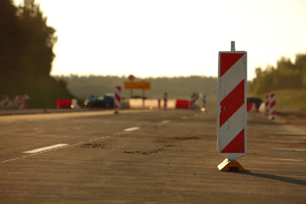 Aanleg van de weg van de moderne betonnen hogesnelheids snelweg. — Stockfoto