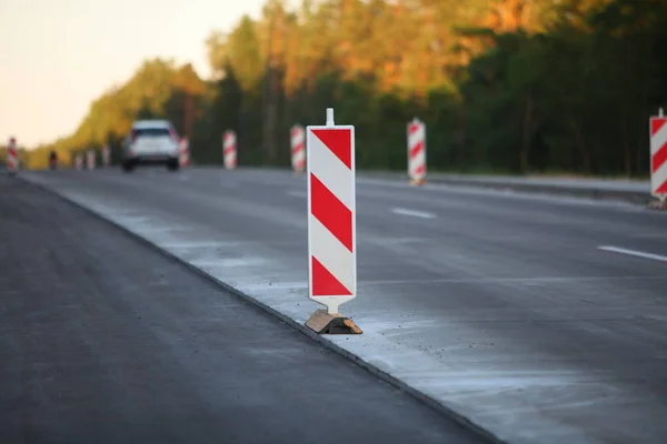 Aanleg van de weg van de moderne betonnen hogesnelheids snelweg. — Stockfoto