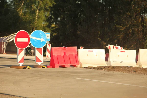 Modern beton yüksek hızlı karayolu yolu inşaatı.
