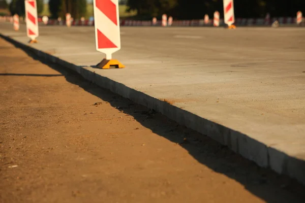 Aanleg van de weg van de moderne betonnen hogesnelheids snelweg. — Stockfoto