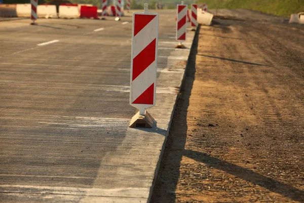 Aanleg van de weg van de moderne betonnen hogesnelheids snelweg. — Stockfoto