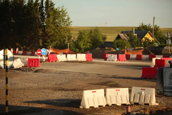 Строительство дороги современной бетонной скоростной автомагистрали . — стоковое фото